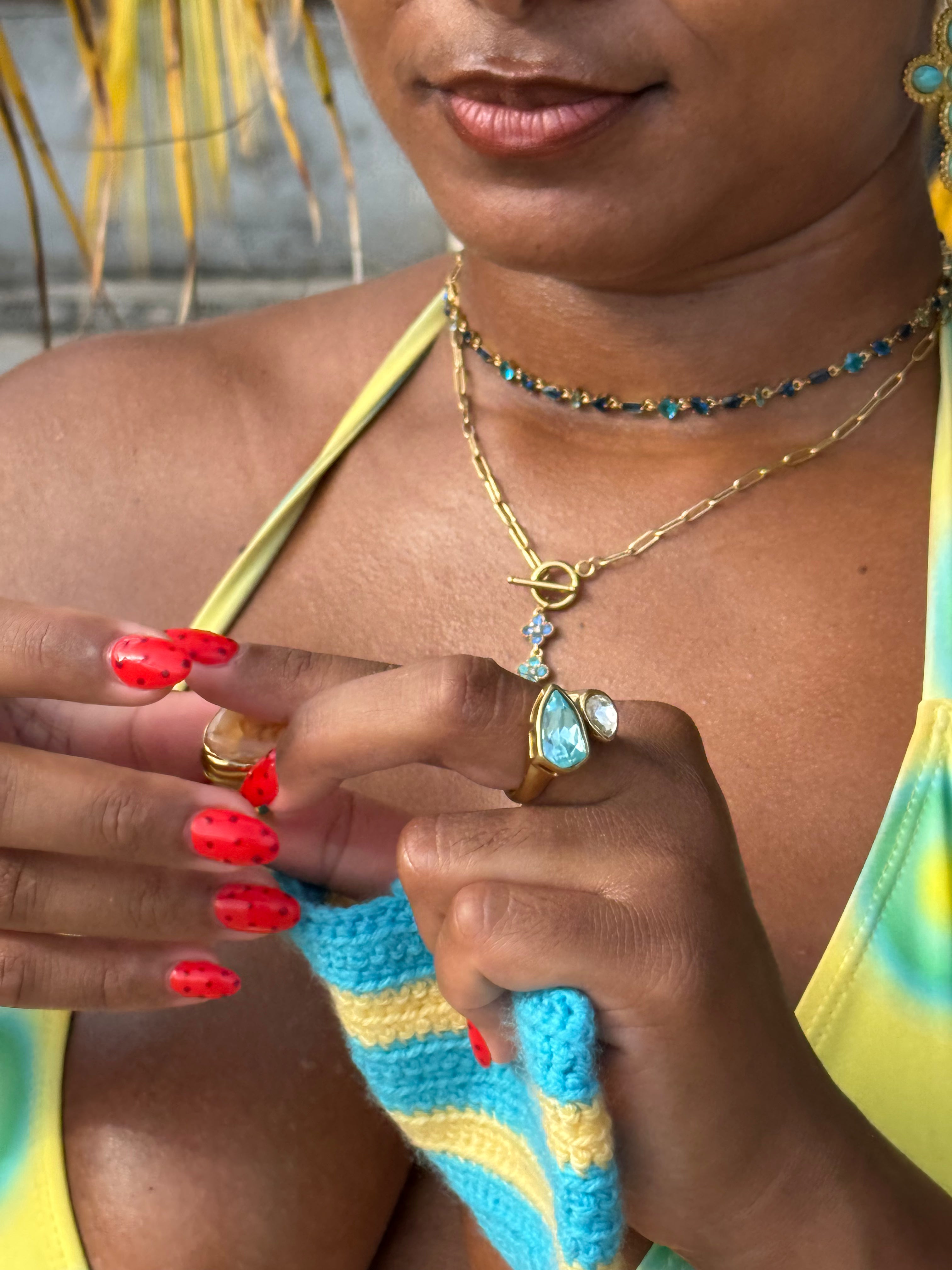 Bague LAO Or bleu en gros plan