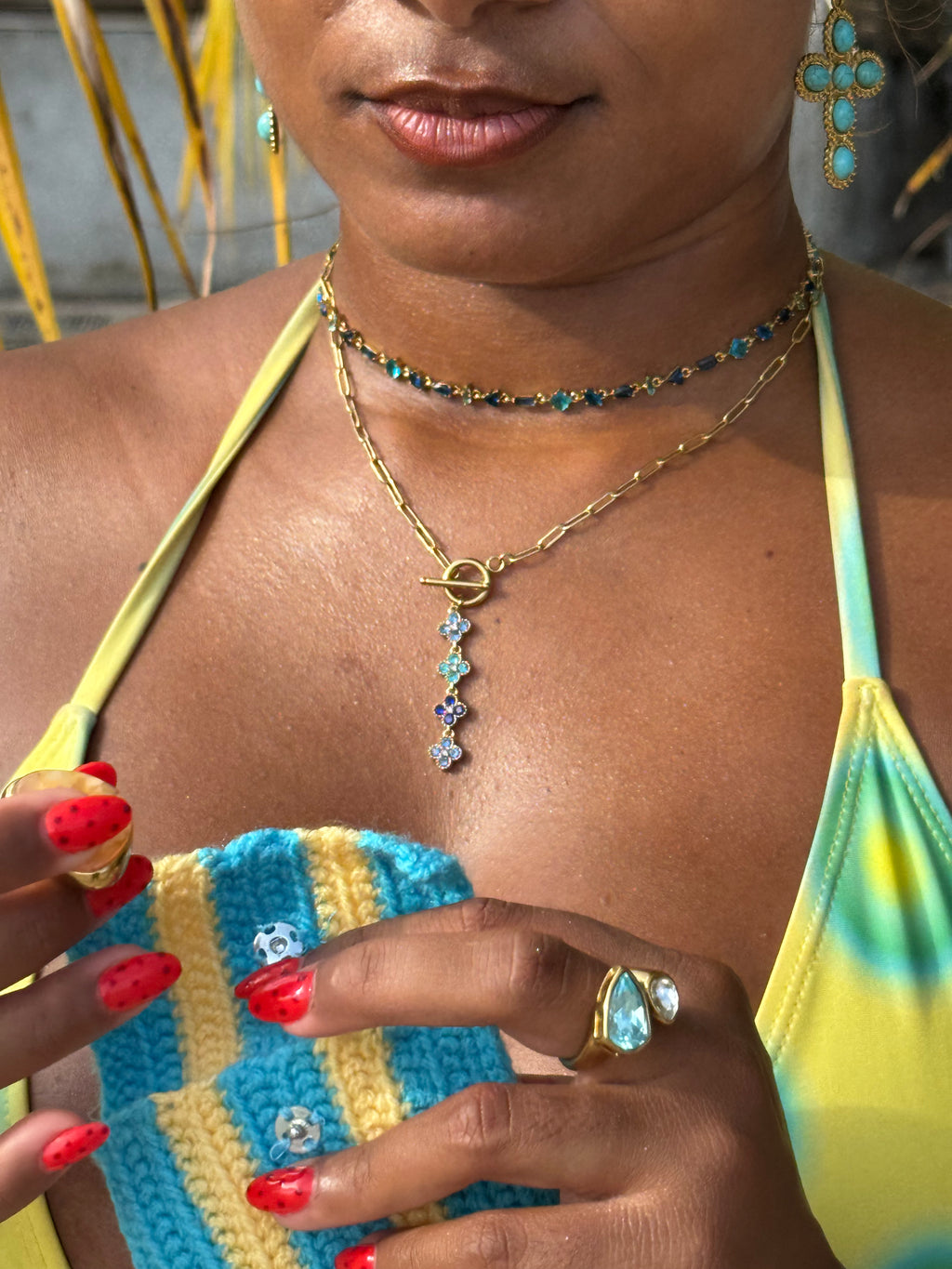 Bague LAO Or bleu portée au soleil