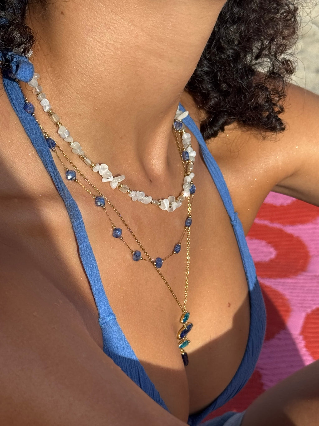 Collier LAYA en zircons bleus porté au soleil