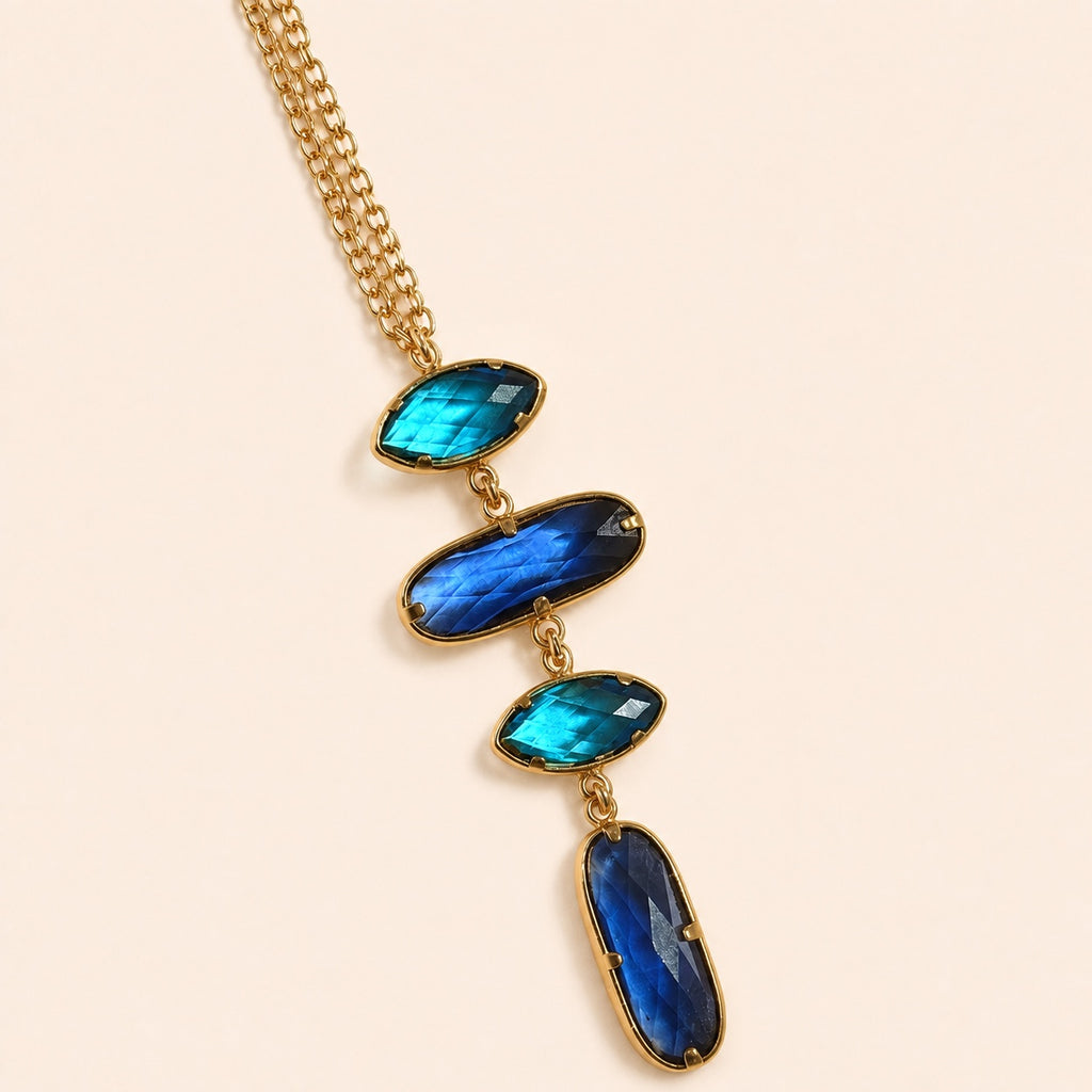 Détail des zircons bleus du collier LAYA