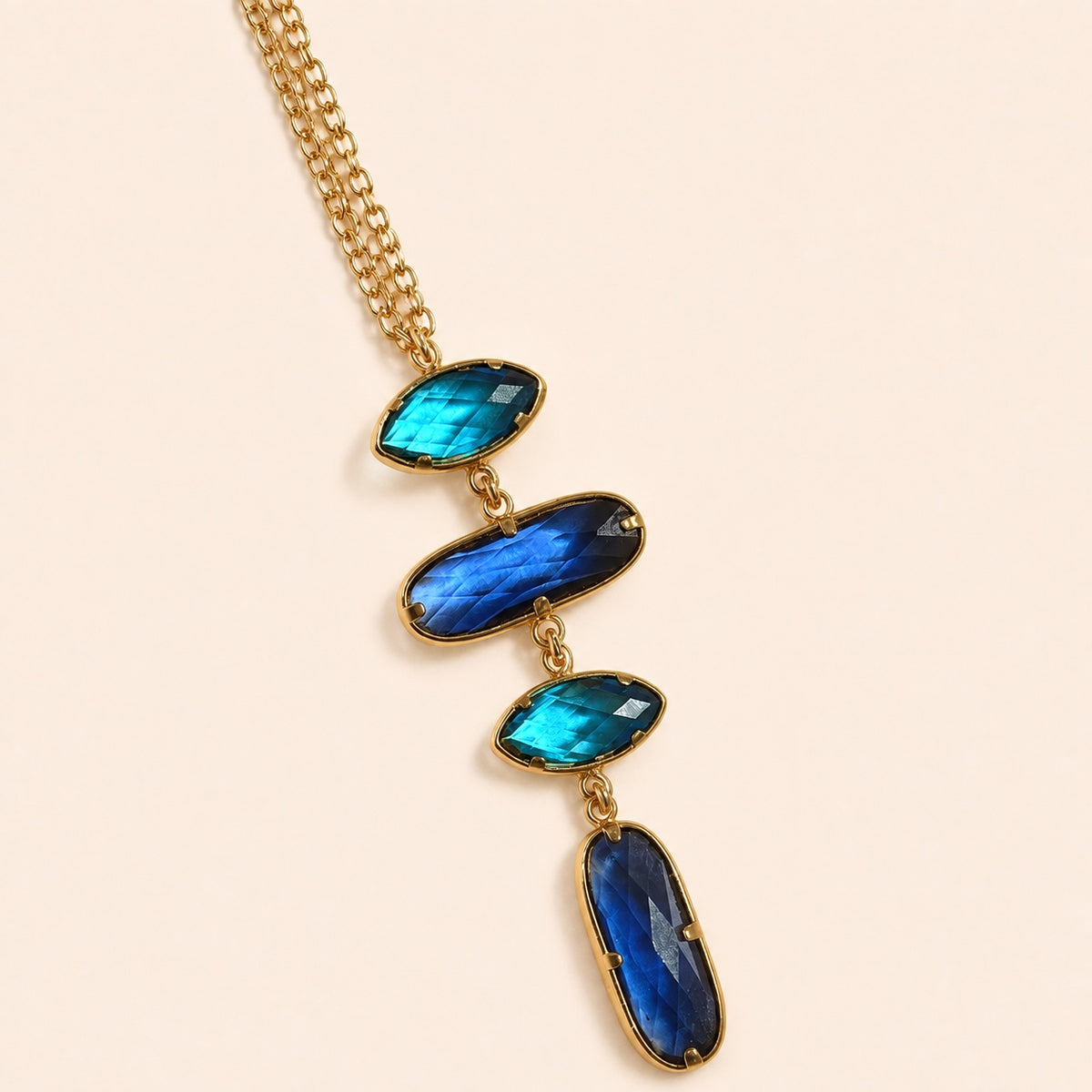 Détail des zircons bleus du collier LAYA