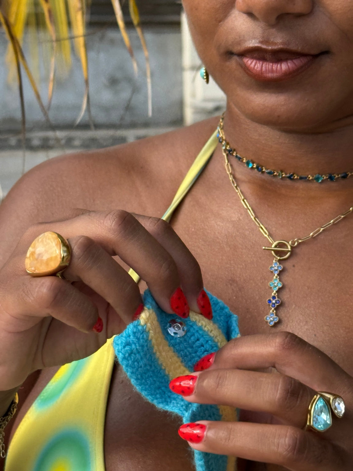 Collier long MOÉA Or bleu avec pendentif fleuri