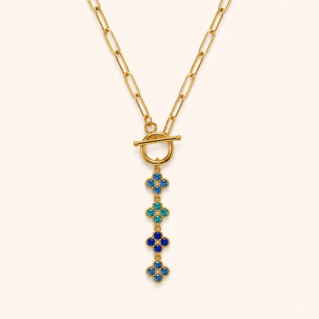 Détail du pendentif fleuri bleu du collier MOÉA