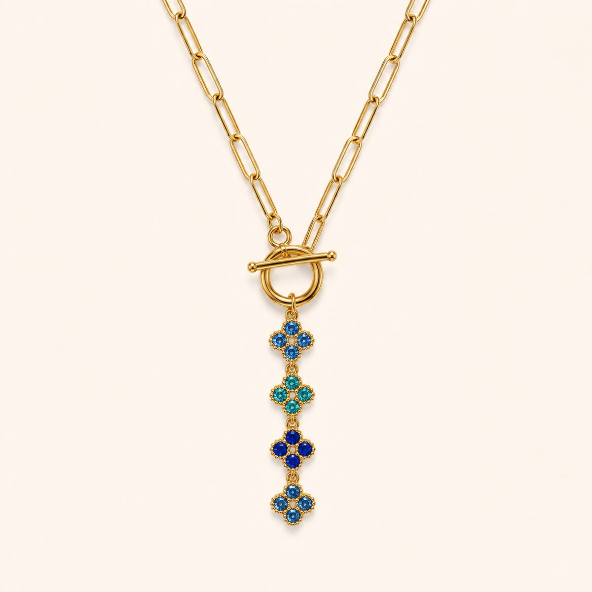 Détail du pendentif fleuri bleu du collier MOÉA