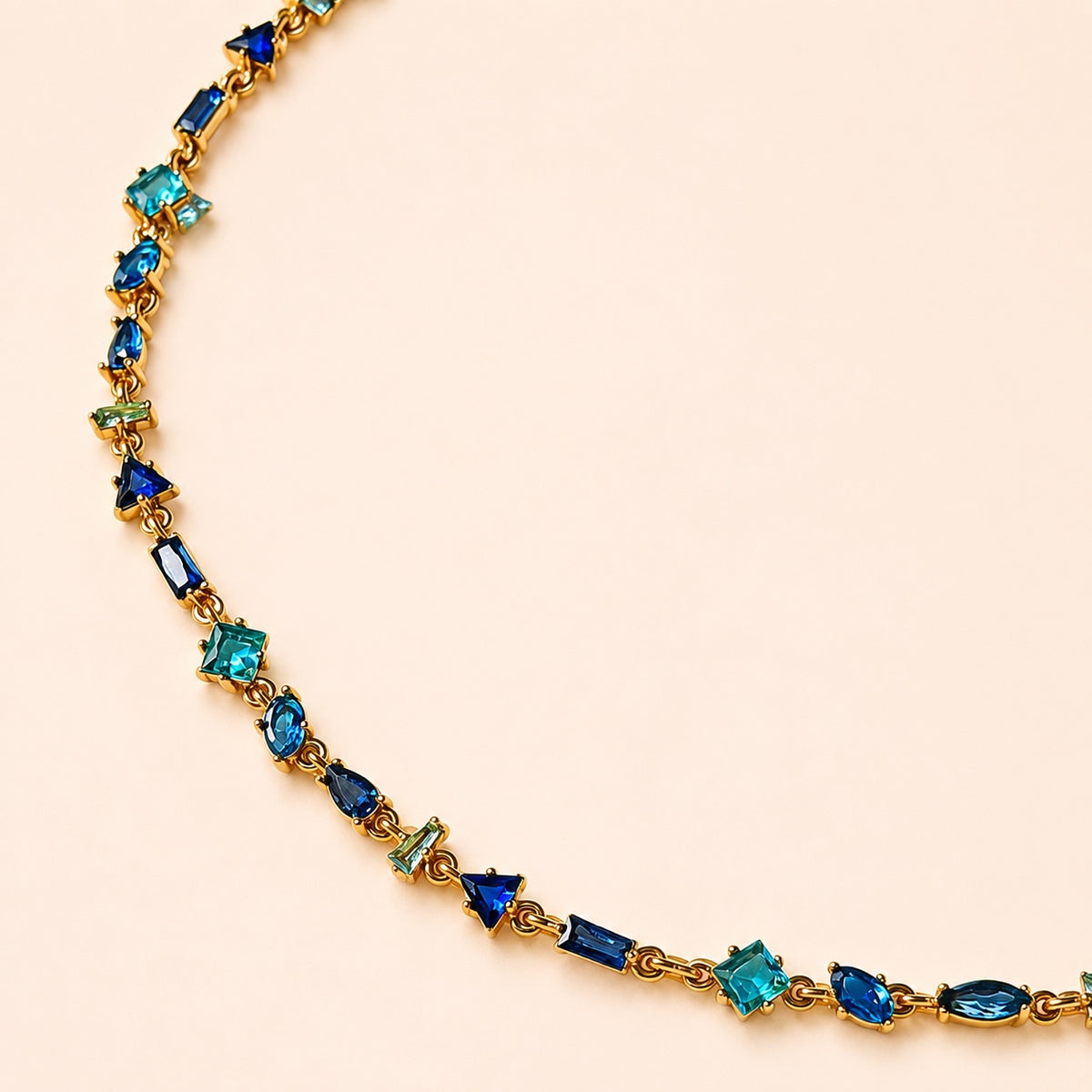 Détail des zircons bleus et turquoise du collier NAMAKA