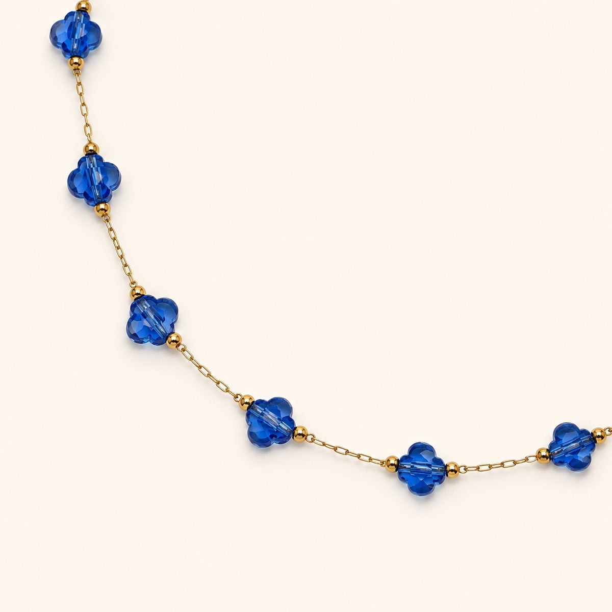 Détail des perles bleues du collier TAÏLA