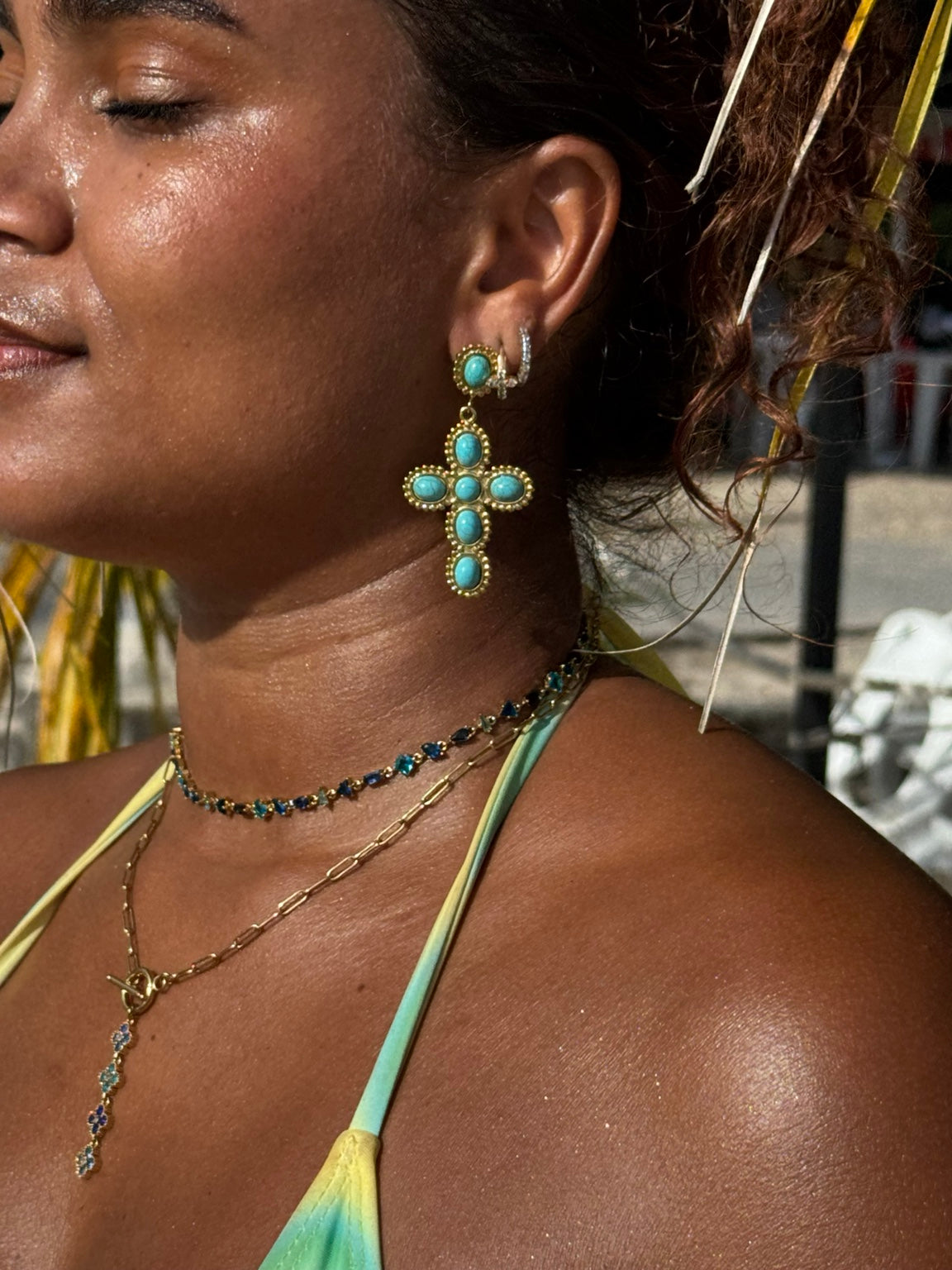 Boucles d’oreilles pendantes TÉA portées au soleil