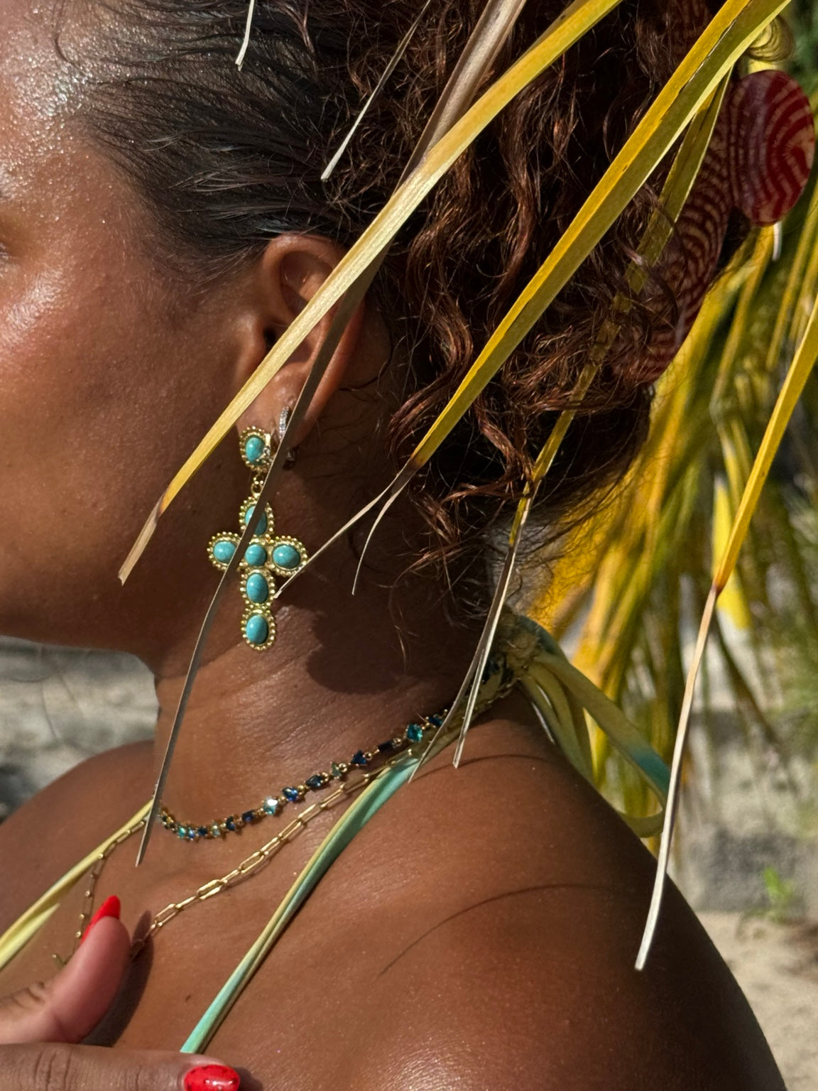 Boucles d’oreilles TÉA Or turquoise portées dans les feuillages